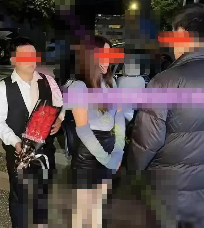 Đến đón bạn gái tan làm với bó hoa trên tay, chàng trai chết lặng trước cảnh tượng khó tin Ảnh 2