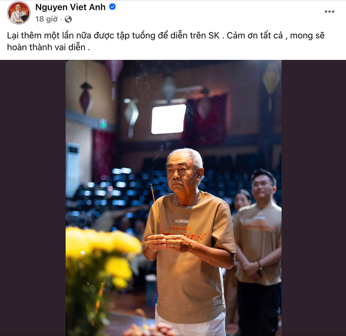NSND Việt Anh đăng tải hình ảnh đang thực hiện nghi thức dâng hương trước giờ tập luyện cùng ê-kíp.