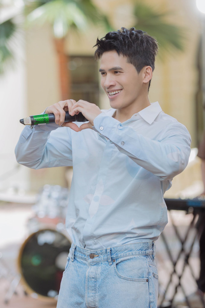 Đoạn clip Quốc Thiên ngẫu hứng biểu diễn trên đường phố Thái Lan đang thu hút sự chú ý của khán giả.