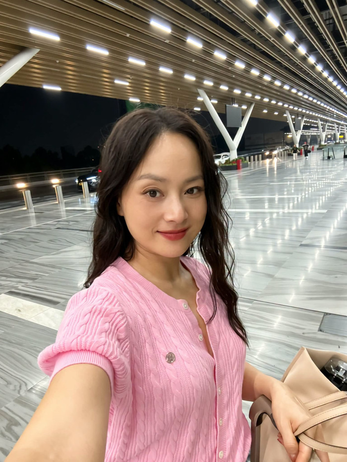 Lan Phương chia sẻ khoảnh khắc đi chuyến bay về thăm hai con gái. Ảnh: FBNV