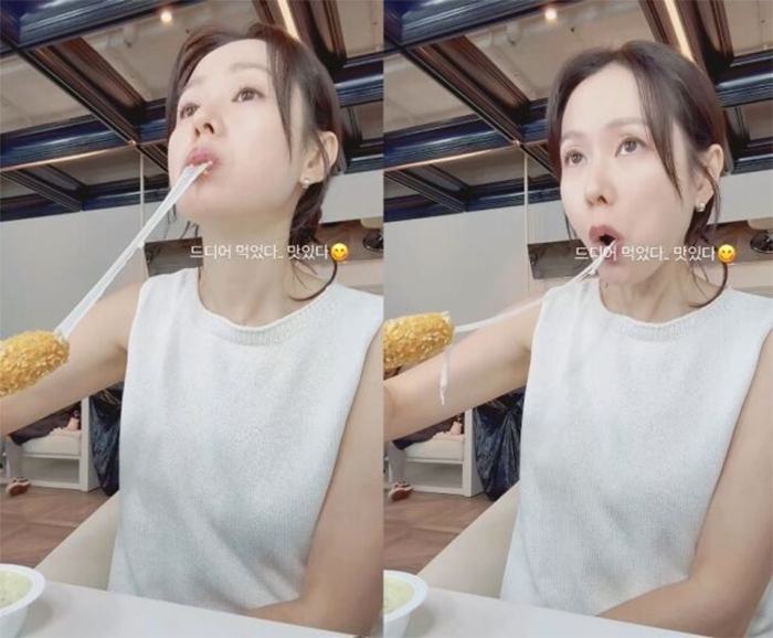 Son Ye Jin đăng tải trên mạng xã hội video thưởng thức món phô mai que đang thịnh hành.