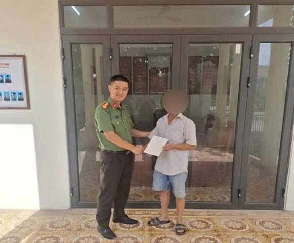 Ông Đ.V.N viết thư cám ơn gửi CAX Vĩnh Thanh. Ảnh: Công an TP Hà Nội&nbsp;
