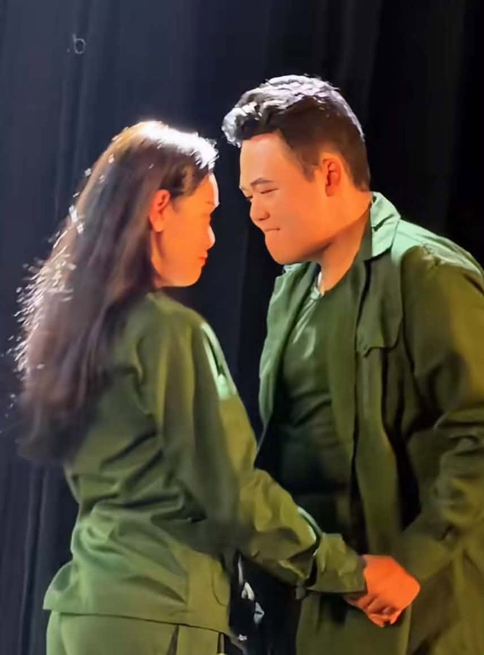 Nhật Kim Anh và diễn viên trẻ Hoàng Khôi vào vai người yêu trong vở kịch Cuốn truyện bị đốt.