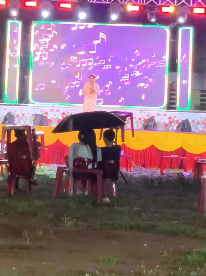 Hình ảnh nam ca sĩ dầm mưa biểu diễn khiến dân mạng xót xa.