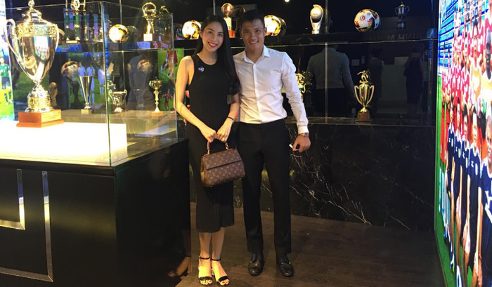 Công Vinh và Thủy Tiên thường xuyên xuất hiện liên quan đến bóng đá khi cựu tiền đạo tuyển Việt Nam làm Quyền chủ tịch CLB TP.HCM.