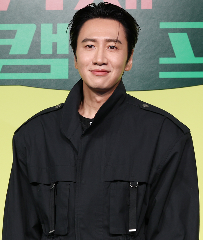 Lee Kwang Soo tranh thủ trò chuyện với fan qua nền tảng Bubble ngay trong buổi concert của người bạn thân D.O..