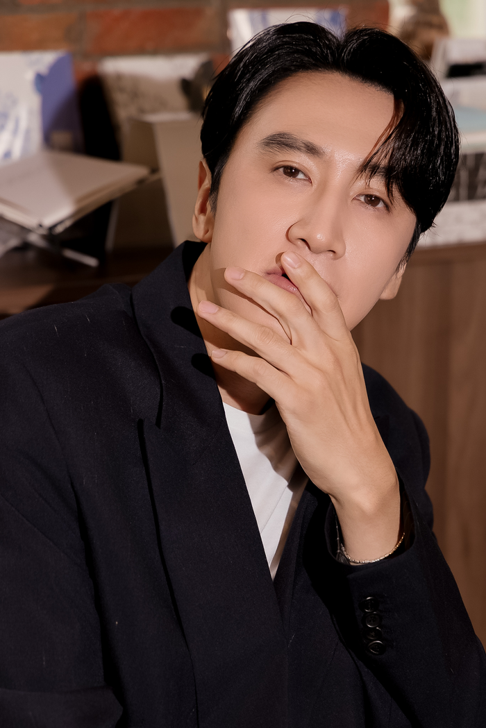 Dù đang tận hưởng buổi diễn, Lee Kwang Soo vẫn tranh thủ đăng nhập Bubble.