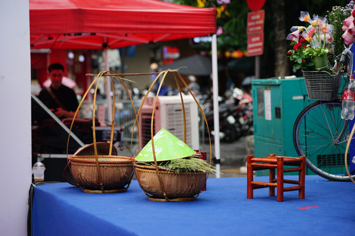 Hà Nội hiện lên qua những bức ký họa: Từ bát bún ốc đến gánh hàng rong phố cổ Ảnh 1