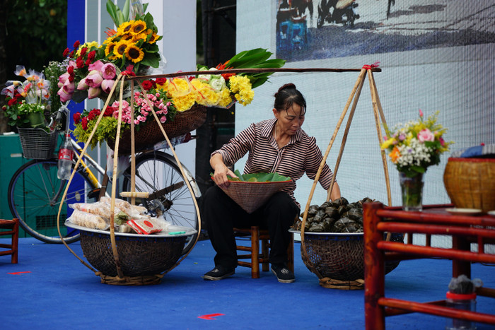 Hà Nội hiện lên qua những bức ký họa: Từ bát bún ốc đến gánh hàng rong phố cổ Ảnh 3