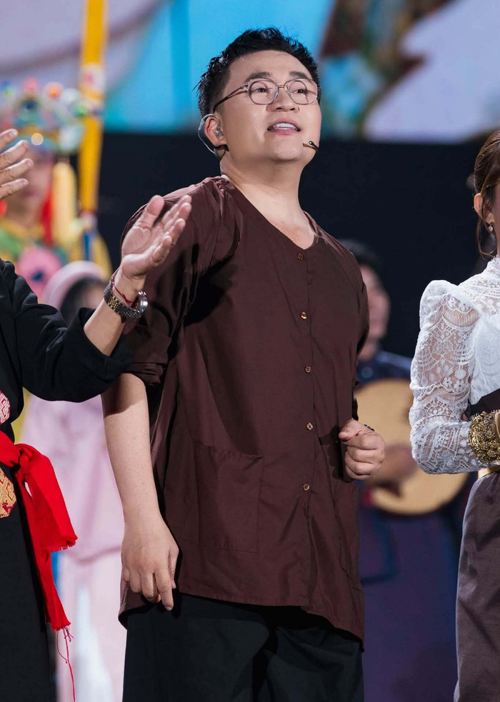 Trong nhạc hội Dân chơi dân ca của Phương Mỹ Chi, nghệ sĩ Đại Nghĩa đảm nhận vai trò người dẫn chuyện.