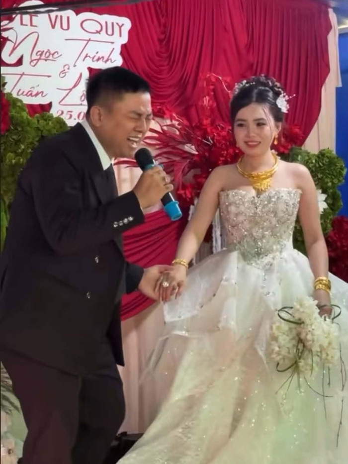 Giọng hát Hoài Lâm chới với, khàn đục khi hát khiến người hâm mộ lo lắng cho sức khỏe của anh.