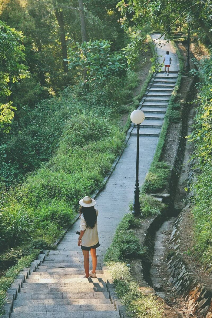Đường lên núi Quyết. Ảnh: Sưu tầm