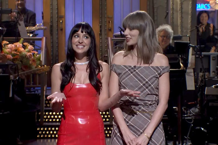 Taylor Swift diện váy kẻ caro sành điệu khi xuất hiện cùng Dakota Johnson Ảnh 1