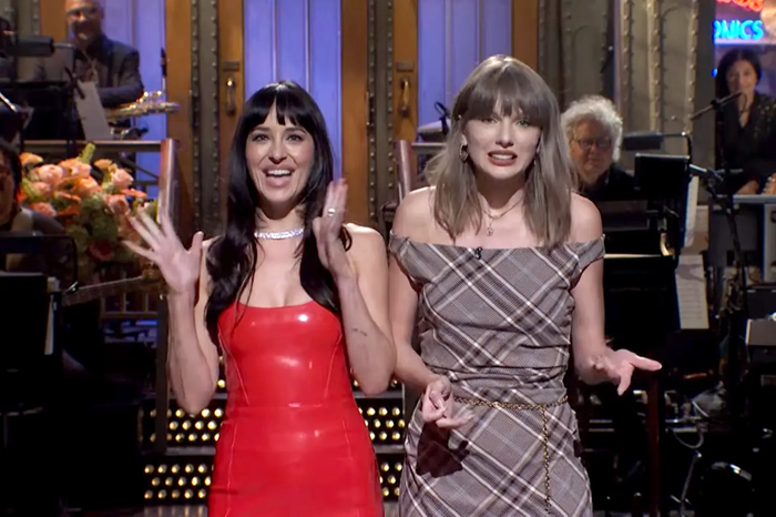 Taylor Swift xuất hiện trên chương trình Saturday Night Live (SNL) cùng Dakota Johnson.