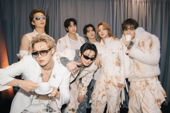 Vắng BTS, Stray Kids: Kèn GRAMMY đầu tiên của Asian pop liệu có 'mất giá'? Ảnh 2