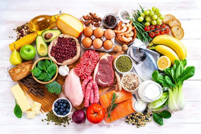 Thay vì cố ăn nhiều hoặc kiêng khem, mẹ bầu nên ưu tiên ăn đa dạng thực phẩm giàu dinh dưỡng. Ảnh minh họa