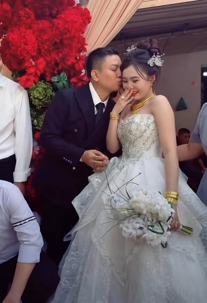 Khán giả chúc phúc Hoài Lâm và Ngọc Trinh. (Ảnh chụp màn hình từ TikTok @phuongthaooo___)