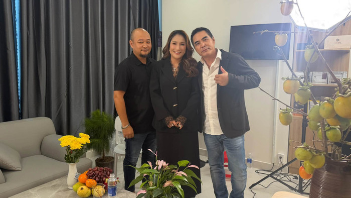 Cát Tường chia sẻ hình ảnh hậu trường talkshow cùng Trung Dũng.