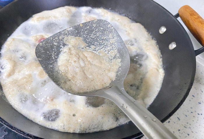 Nước luộc thịt nổi nhiều bọt có nguy hiểm không? Sự thật nhiều người chưa biết Ảnh 2