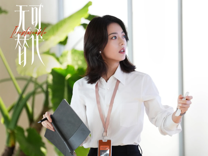 Từ Trì là trung tâm của câu chuyện. Từ một người trẻ có xuất phát điểm bình thường, cô từng bước tiến vào môi trường công sở khắc nghiệt và chứng minh năng lực bằng chính thực lực. Nhân vật không được xây dựng theo hình mẫu nữ chính chỉ dựa vào tình cảm. Từ Trì phải đối mặt với cạnh tranh, áp lực và những lựa chọn khó khăn trong quá trình phát triển sự nghiệp.