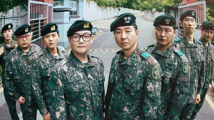New Recruit 4: Sabotage tiếp tục câu chuyện của loạt phim hài quân đội với Kim Min-ho, Nam Tae-woo, Kim Dong-jun, Kim Hyun-gyu và Lee Won-jung. Trong phần mới, Park Min-seok vừa được thăng cấp và mong muốn có quãng thời gian còn lại trong quân ngũ bình yên hơn. Tuy nhiên, sự trở lại của hạ sĩ Choi Il-gu, một lính mới bí ẩn cùng tiểu đoàn trưởng mới khiến kế hoạch của anh nhanh chóng bị đảo lộn.&nbsp;