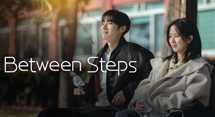 Between Steps do Ahn Pan-seok đạo diễn, Min Hyo-jung viết kịch bản, với Choo Young-woo và Kim So-hyun đóng chính. Câu chuyện diễn ra tại một phòng thí nghiệm robot, nơi Min-jae và Lim Yu-jin cùng đối diện với áp lực công việc, những hoài bão riêng và quá trình trưởng thành của tuổi trẻ. Từ môi trường làm việc chung, cả hai dần nảy sinh tình cảm và trở thành điểm tựa cho nhau giữa những áp lực cuộc sống.&nbsp;