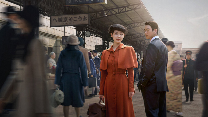 100 Days of Deception là dự án đặc biệt kỷ niệm 20 năm thành lập tvN, do Yoo In-shik đạo diễn và Ryu Bo-ri viết kịch bản, với Kim Yoo-jung, Park Jin-young, Kim Hyun-joo, Lee Moo-saeng và Jin Seon-kyu tham gia. Phim lấy bối cảnh Gyeongseong năm 1932, xoay quanh Lee Ga-kyung, một nữ móc túi và lừa đảo tài ba nhận nhiệm vụ làm gián điệp, thâm nhập vào Phủ Tổng đốc Nhật Bản dưới thân phận thông dịch viên trong 100 ngày để hỗ trợ phong trào độc lập. Tại đây, cô gặp Kim Tae-woong, một thông dịch viên ưu tú và là con trai nuôi của vị Tổng đốc Nhật, từ đó vướng vào một mối quan hệ vừa nguy hiểm vừa lãng mạn.&nbsp;