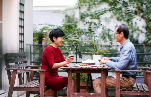 Hình ảnh một cặp vợ chồng lớn tuổi dùng bữa cùng nhau. Phần lớn người dùng mạng xã hội ủng hộ phán quyết của tòa án, theo đó yêu cầu nhân tình hoàn trả số tiền. Ảnh: Getty Images.