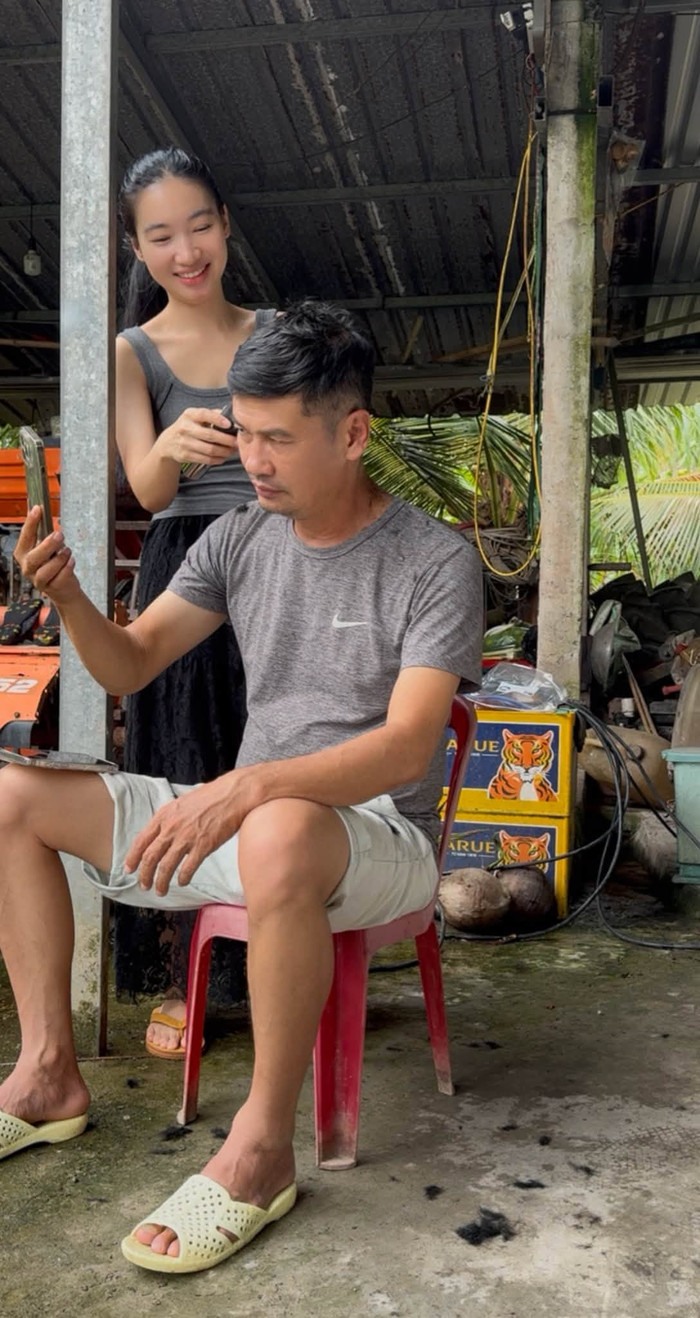 Khoảnh khắc đời thường của Tiết Cương bên vợ trước chuyến đi Mỹ.