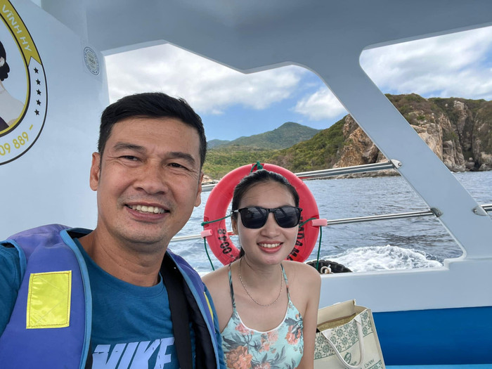 Vợ kém Tiết Cương tuyên bố về chuyện sinh thêm con trong lúc chồng đang đi Mỹ.