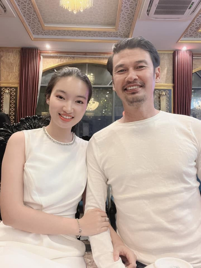 Tiết Cương và vợ tạm thời không ở cùng nhau do nam diễn viên có chuyến đi Mỹ kéo dài 3 tuần.