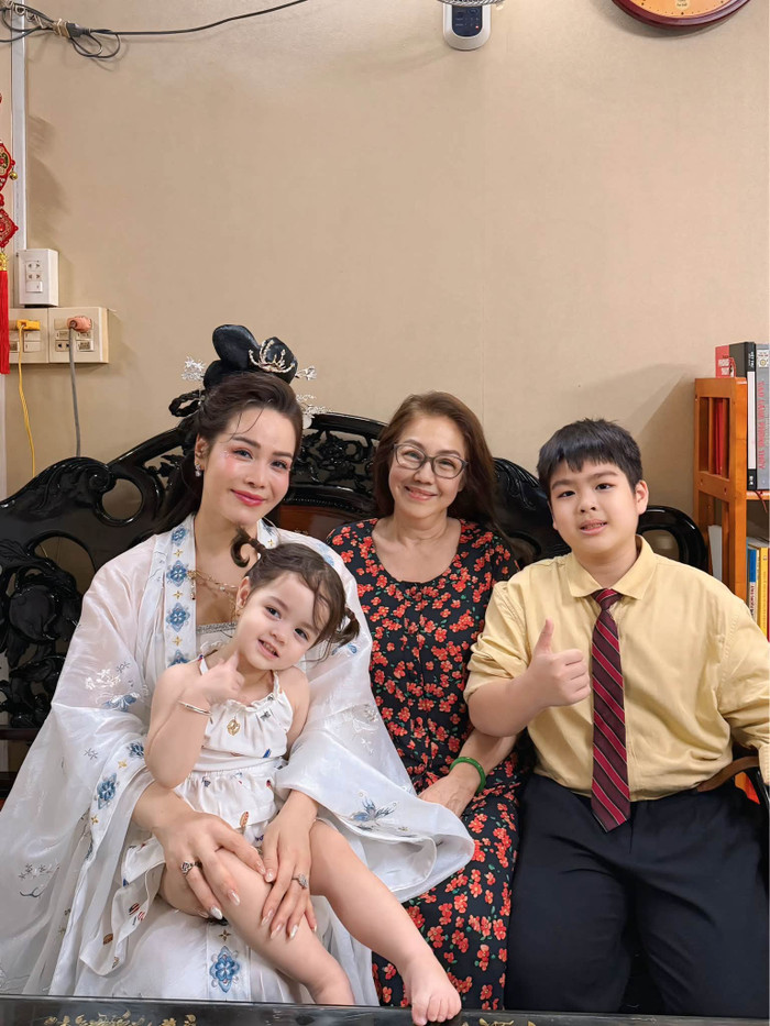Nhật Kim Anh dành thời gian bên gia đình. Ảnh: FBNV