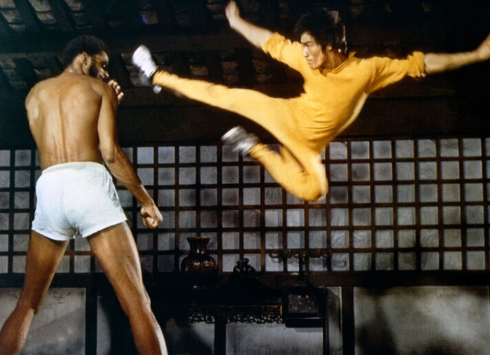 Kareem Abdul-Jabbar tạo nên sự tương phản đặc biệt khi đối đầu Lý Tiểu Long trong Tử Vong Du Hí nhờ lợi thế vượt trội về chiều cao.