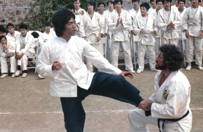 Robert Wall mang đến những màn giao đấu mạnh mẽ với Lý Tiểu Long nhờ nền tảng võ thuật Tang Soo Do.