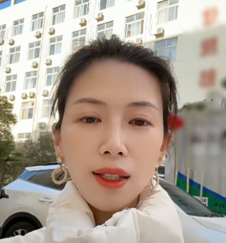 Những video xin lỗi đầy mỉa mai của Niu nhanh chóng nhận được hàng triệu lượt thích, đồng thời cô cũng thu hút hơn 350.000 người theo dõi trên mạng xã hội chỉ trong vài ngày. Ảnh: Douyin.
