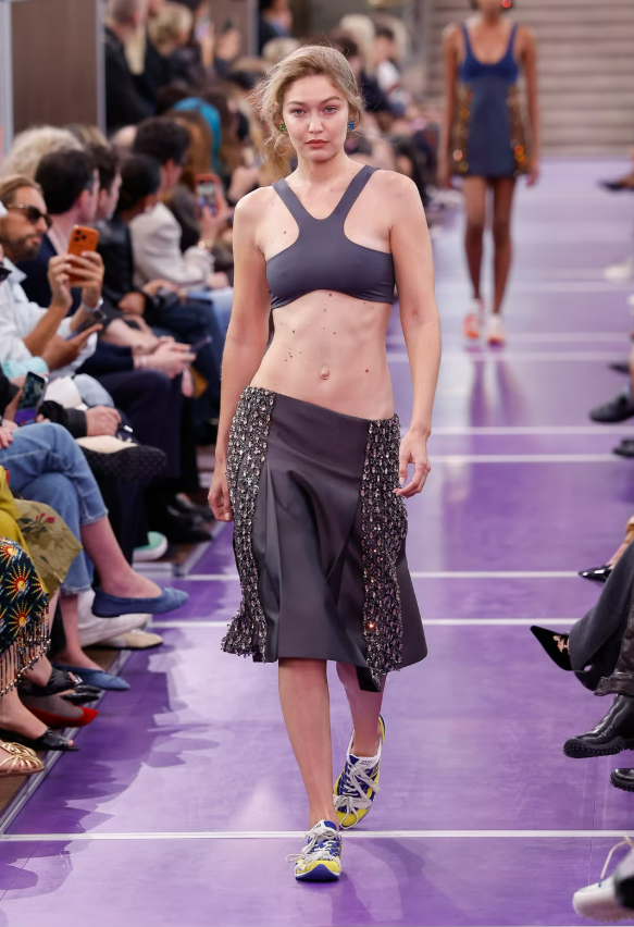 Siêu mẫu Gigi Hadid tại sàn diễn Paris.&nbsp;