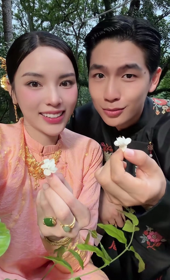 Kỳ Duyên đăng tải đoạn clip hậu trường bên Quốc Anh.&nbsp;