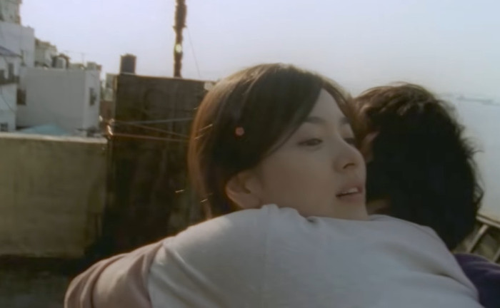 Hình ảnh của Song Hye Kyo và Kang Dong Won trong phim Love for Sale một lần nữa được khán giả chú ý khi kết hợp cùng giai điệu buồn và da diết của Autumn Night.