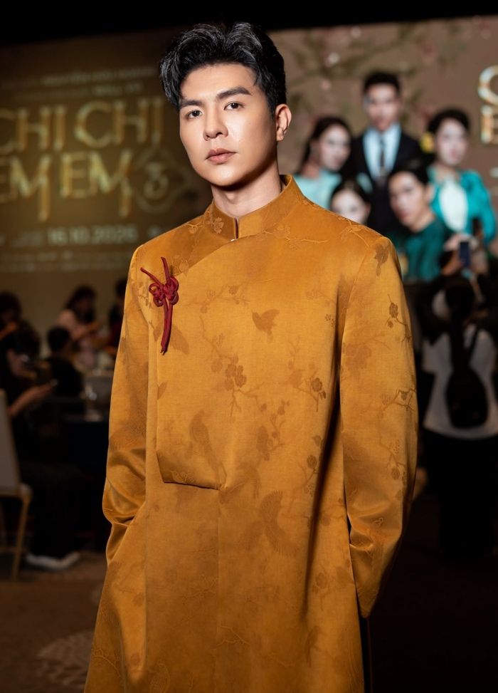 Trong khi đó, Steven Nguyễn đảm nhận vai Văn Cường, nhân vật được xây dựng với tính cách lanh lợi.
