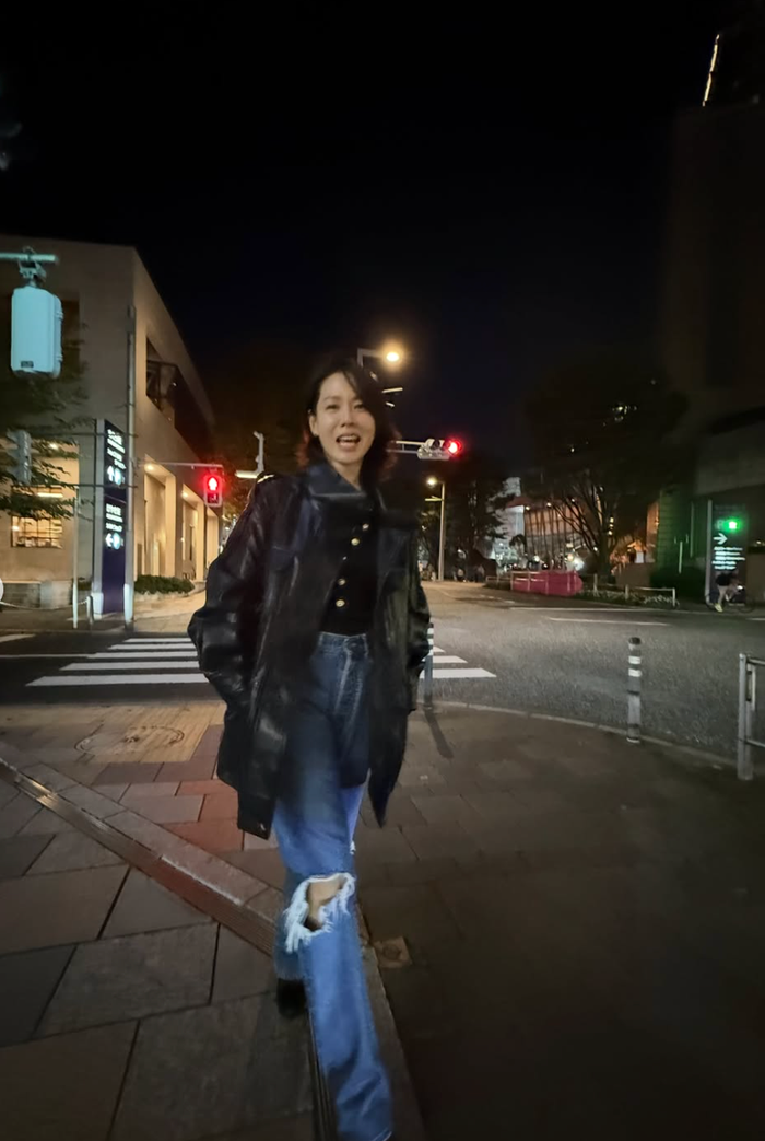 Trong loạt ảnh, nữ diễn viên xuất hiện trên một con phố tại Tokyo vào ban đêm.