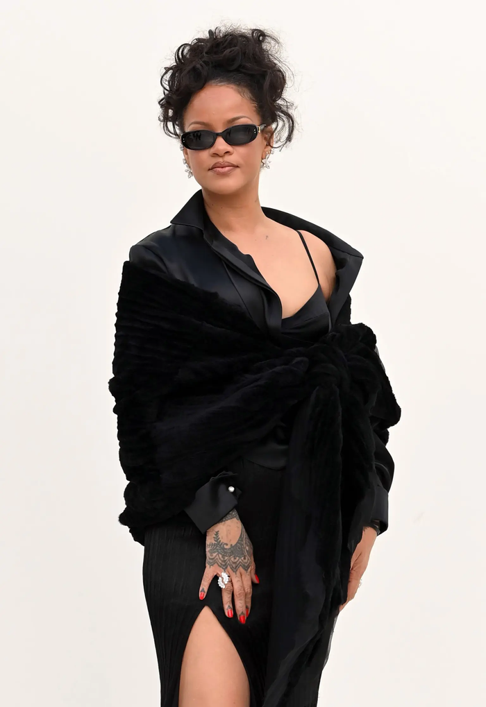 Page Six cho biết đã liên hệ với đại diện của Rihanna và EJ Johnson để làm rõ sự việc nhưng chưa nhận được phản hồi.