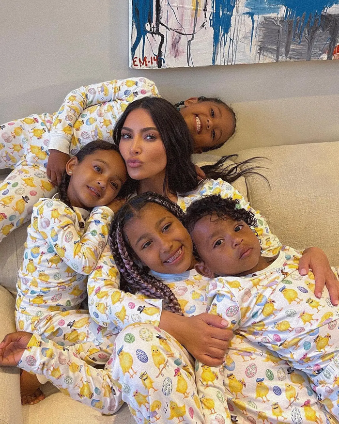 Bên cạnh vai trò người mẹ, Kim Kardashian vẫn duy trì lịch trình làm việc dày đặc để xây dựng đế chế kinh doanh tỷ USD.&nbsp;