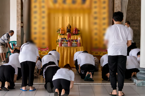 Nhân tình xuất hiện tại một nghi lễ trang nghiêm để tiễn biệt cha của người đàn ông vốn đã có gia đình. Ảnh: Shutterstock.