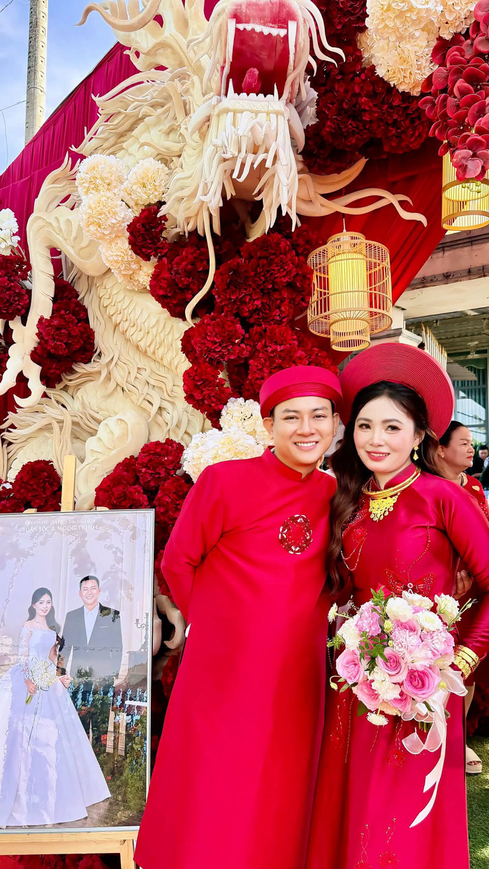 Hoài Lâm và vợ trong lễ đón dâu sáng nay.