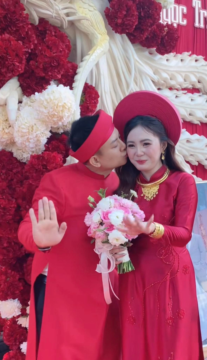 Hoài Lâm và vợ quay clip vui vẻ sau nghi thức đón dâu theo truyền thống. (Ảnh từ TikTok Góc Nhỏ Production)