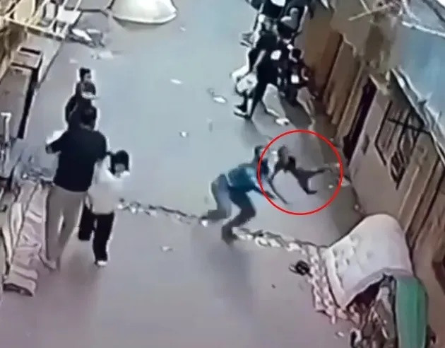Cậu bé mắc vào dây phơi đồ rồi rơi khỏi ban công, hành động của người hàng xóm gây bất ngờ Ảnh 2