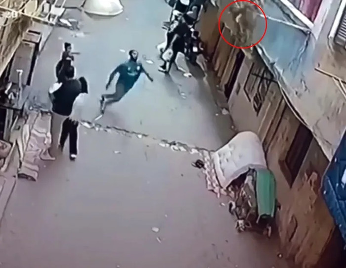 Cậu bé mắc vào dây phơi đồ rồi rơi khỏi ban công, hành động của người hàng xóm gây bất ngờ Ảnh 1