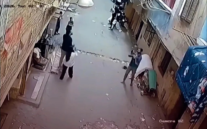Cậu bé mắc vào dây phơi đồ rồi rơi khỏi ban công, hành động của người hàng xóm gây bất ngờ Ảnh 4