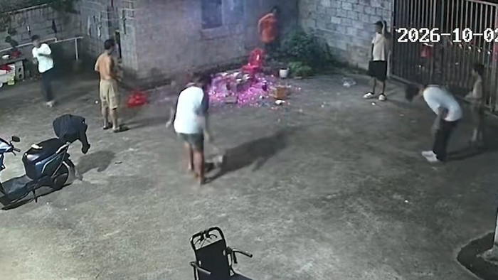 Nướng thịt trên sân xi măng, cả gia đình tháo chạy vì sự việc sau đó Ảnh 3