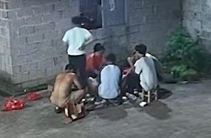 Nướng thịt trên sân xi măng, cả gia đình tháo chạy vì sự việc sau đó Ảnh 1